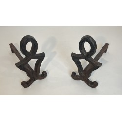 Paire de Chenets Modernistes en Fonte et Fer Forgé par Raymond Subes, Travail Français, Vers 1940