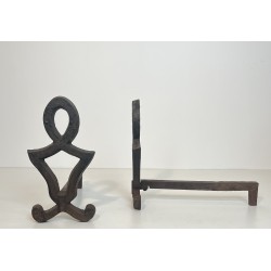 Paire de Chenets Modernistes en Fonte et Fer Forgé par Raymond Subes, Travail Français, Vers 1940