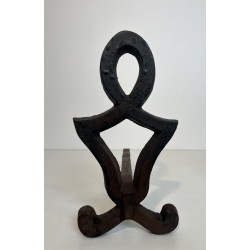 Paire de Chenets Modernistes en Fonte et Fer Forgé par Raymond Subes, Travail Français, Vers 1940