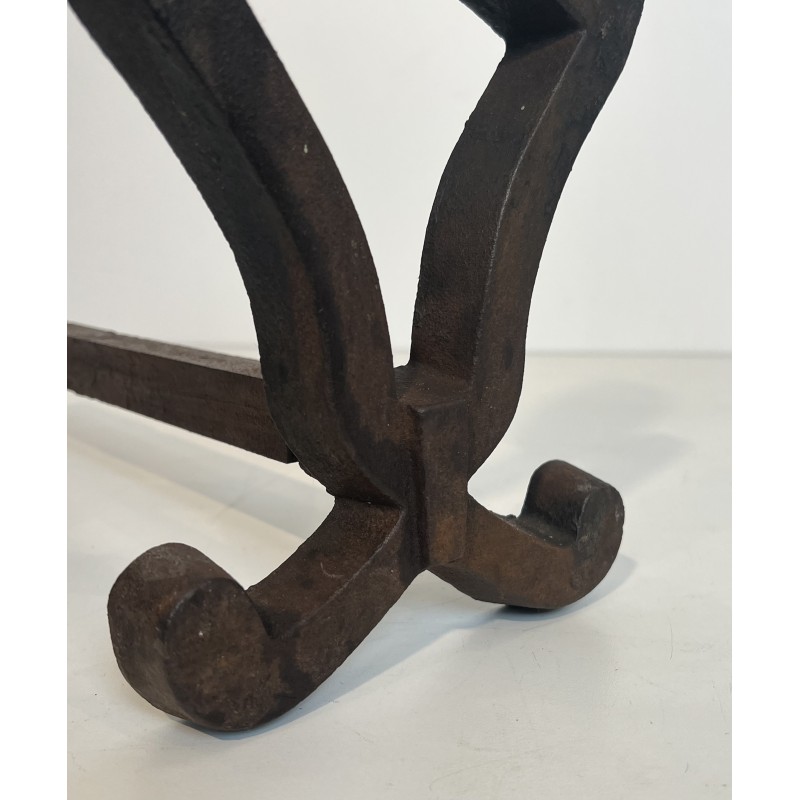 Paire de Chenets Modernistes en Fonte et Fer Forgé par Raymond Subes, Travail Français, Vers 1940