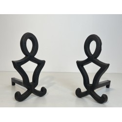 Paire de Chenets Modernistes en Fonte et Fer Forgé par Raymond Subes, Travail Français, Vers 1940