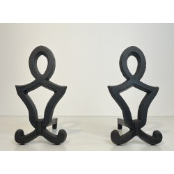 Paire de Chenets Modernistes en Fonte et Fer Forgé par Raymond Subes, Travail Français, Vers 1940