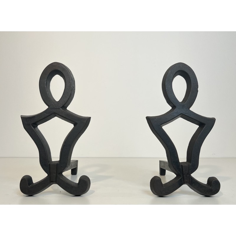 Paire de Chenets Modernistes en Fonte et Fer Forgé par Raymond Subes, Travail Français, Vers 1940