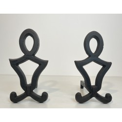 Paire de Chenets Modernistes en Fonte et Fer Forgé par Raymond Subes, Travail Français, Vers 1940