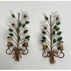 Paire d'Appliques en Métal Doré et Cristaux Taillés à Décors de Fleurs et de Feuilles. Travail Français de la Maison Baguès