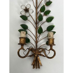Paire d'Appliques en Métal Doré et Cristaux Taillés à Décors de Fleurs et de Feuilles. Travail Français de la Maison Baguès