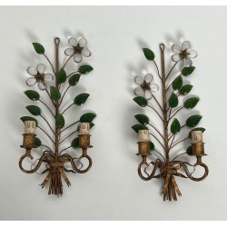 Paire d'Appliques en Métal Doré et Cristaux Taillés à Décors de Fleurs et de Feuilles. Travail Français de la Maison Baguès