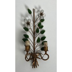 Paire d'Appliques en Métal Doré et Cristaux Taillés à Décors de Fleurs et de Feuilles. Travail Français de la Maison Baguès