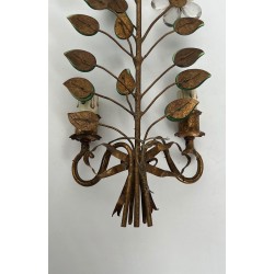Paire d'Appliques en Métal Doré et Cristaux Taillés à Décors de Fleurs et de Feuilles. Travail Français de la Maison Baguès