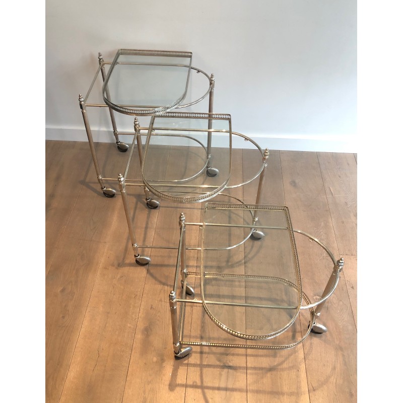 Suite de Trois Tables Gigognes Roulantes en Laiton Argenté et Plateaux de Verre Amovibles, Maison Baguès, Vers 1940