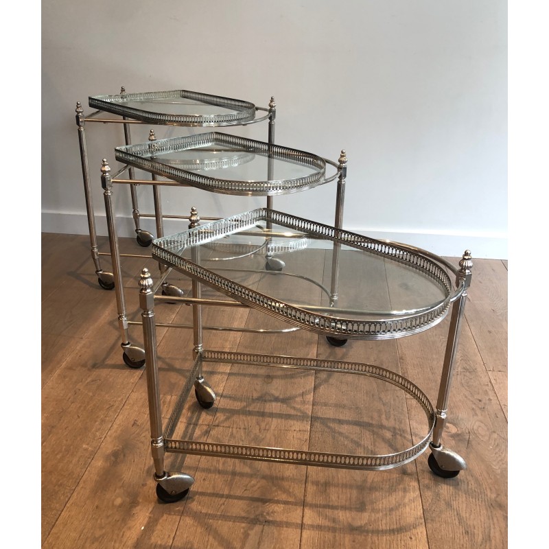 Suite de Trois Tables Gigognes Roulantes en Laiton Argenté et Plateaux de Verre Amovibles, Maison Baguès, Vers 1940