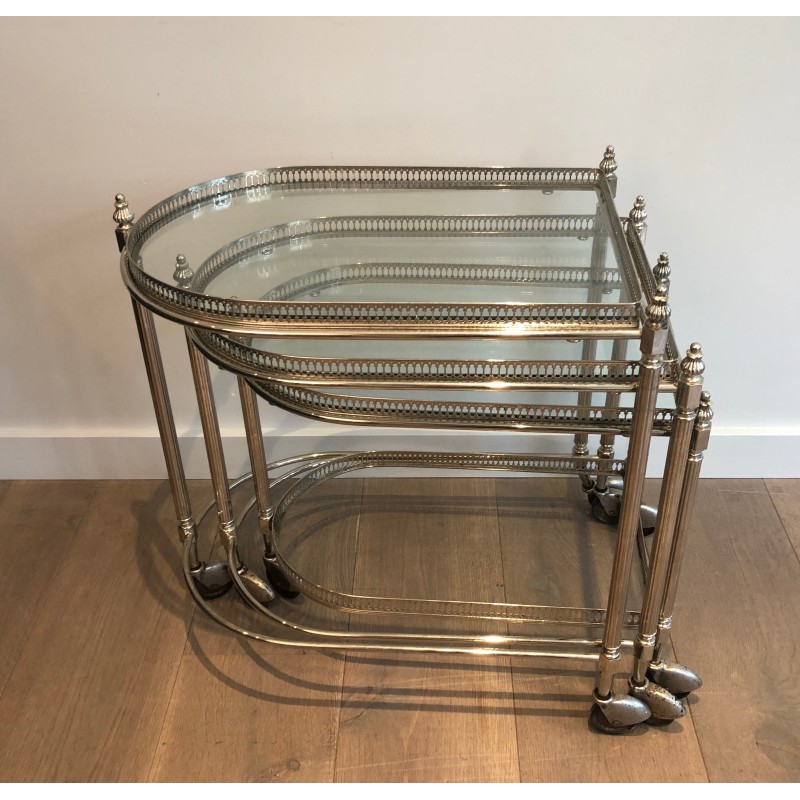 Suite de Trois Tables Gigognes Roulantes en Laiton Argenté et Plateaux de Verre Amovibles, Maison Baguès, Vers 1940