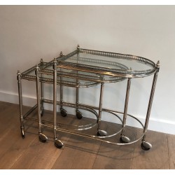 Suite de Trois Tables Gigognes Roulantes en Laiton Argenté et Plateaux de Verre Amovibles, Maison Baguès, Vers 1940