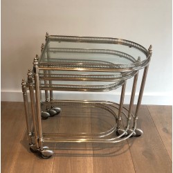 Suite de Trois Tables Gigognes Roulantes en Laiton Argenté et Plateaux de Verre Amovibles, Maison Baguès, Vers 1940