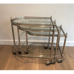 Suite de Trois Tables Gigognes Roulantes en Laiton Argenté et Plateaux de Verre Amovibles, Maison Baguès, Vers 1940