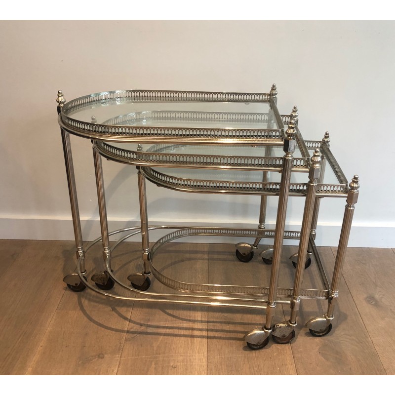 Suite de Trois Tables Gigognes Roulantes en Laiton Argenté et Plateaux de Verre Amovibles, Maison Baguès, Vers 1940