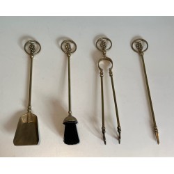 Nécessaire de Feu en Laiton Modèle aux Grappes de Raisins, Style Néoclassique, Travail Français, Vers 1950