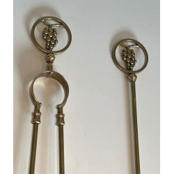 Nécessaire de Feu en Laiton Modèle aux Grappes de Raisins, Style Néoclassique, Travail Français, Vers 1950