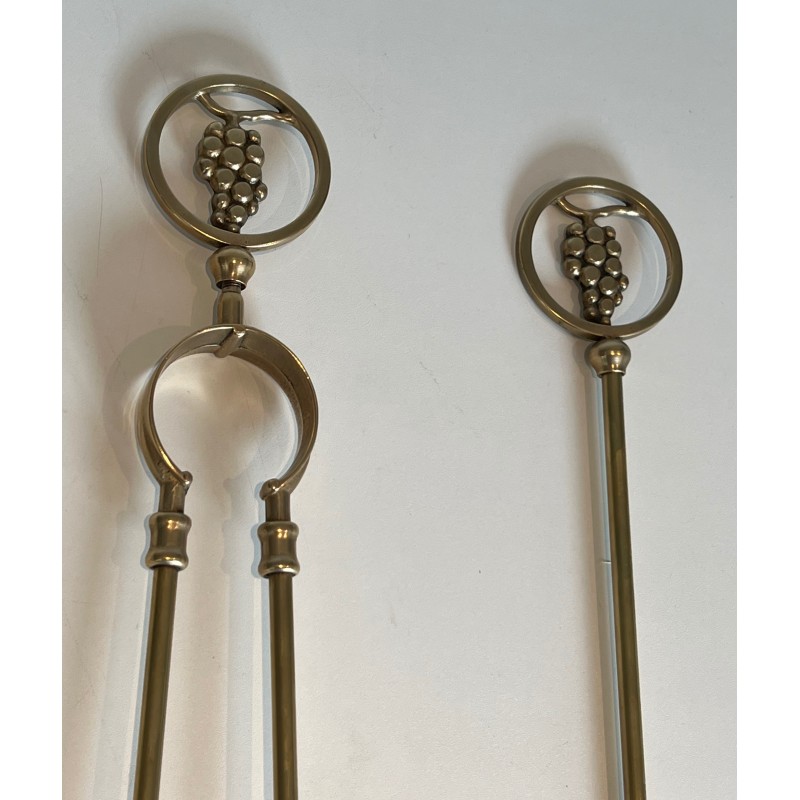 Nécessaire de Feu en Laiton Modèle aux Grappes de Raisins, Style Néoclassique, Travail Français, Vers 1950