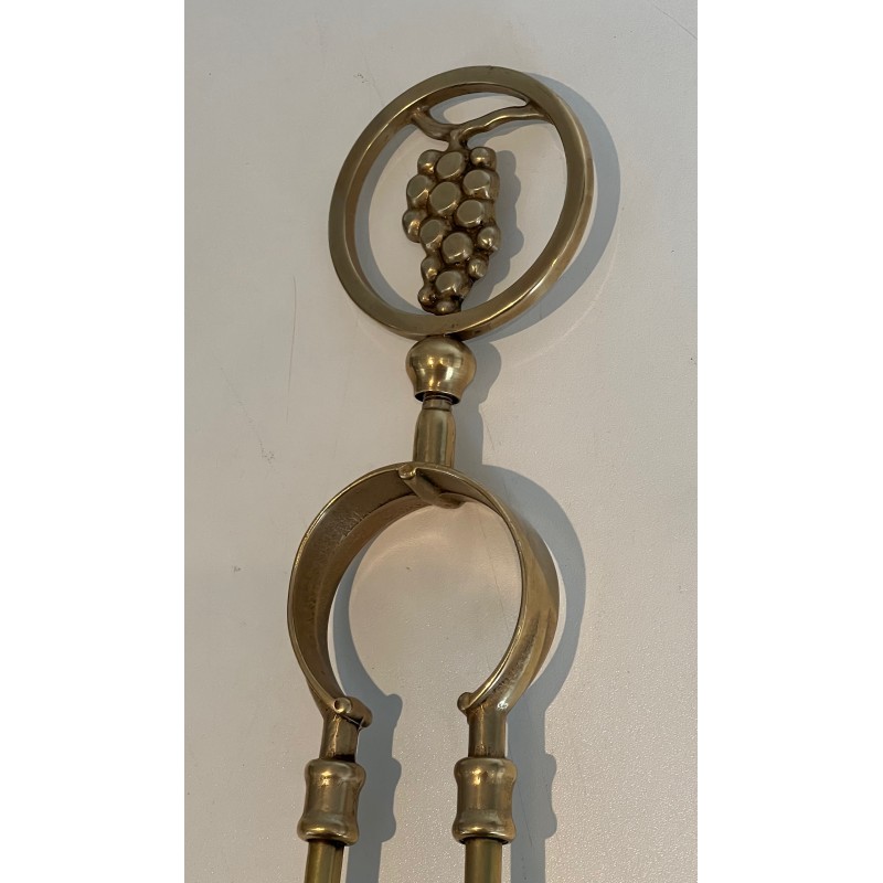 Nécessaire de Feu en Laiton Modèle aux Grappes de Raisins, Style Néoclassique, Travail Français, Vers 1950