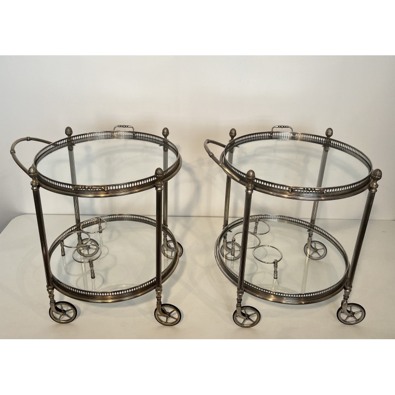 Rare Pair de Tables Roulantes Rondes en Laiton Argenté de la Maison Baguès
