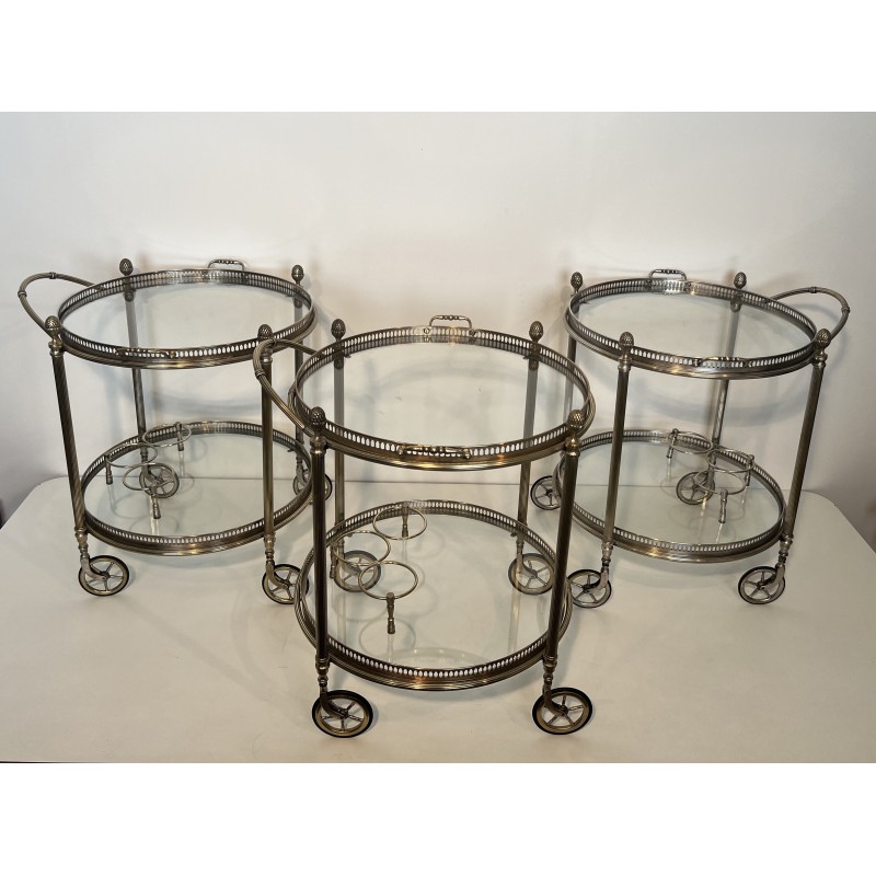 Rare Suite de 3 Tables Roulantes Rondes en Laiton Argenté de la Maison Baguès