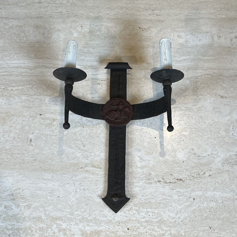 Paire d'Appliques en Fer Forgé de Style Gothique à Blason et 2 Bras de Lumière, Travail Français, vers 1940