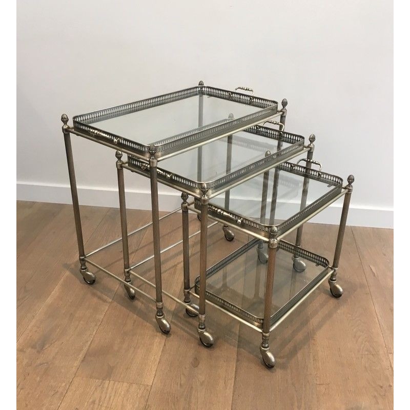 Rare Suite de 3 Tables Gigognes à Roulettes Néoclassiques en Laiton Argenté, Maison Baguès, vers 1940