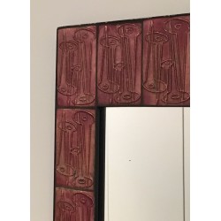 Miroir en céramique rose, travail d'atelier français, vers 1970.