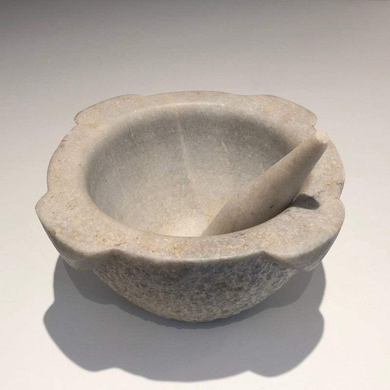 Set of two Carrara marble mortars with their pestles, 18th century.