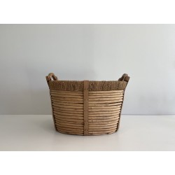 Panier à bûches en rotin, corde et bois, de tradition artisanale française.