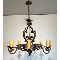 Important lustre en fer forgé à huit bras de lumières, au dessin sculptural et à la présence décorative affirmée.
