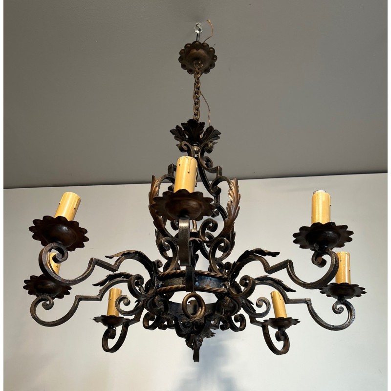 Important lustre en fer forgé à huit bras de lumières, au dessin sculptural et à la présence décorative affirmée.
