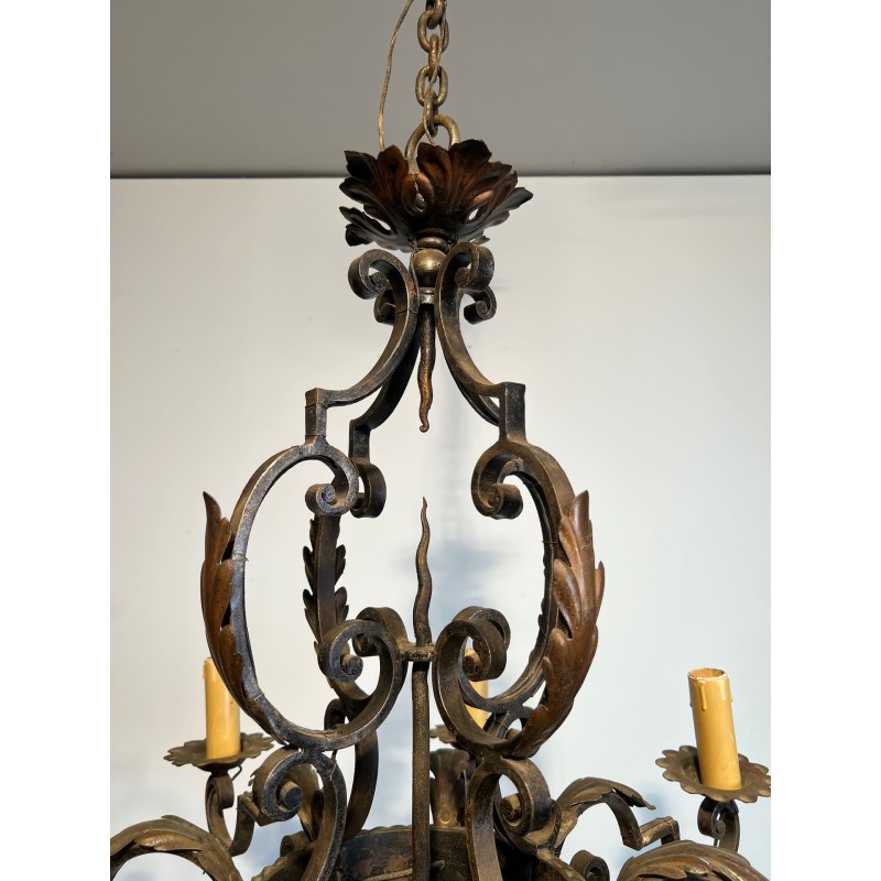 Important lustre en fer forgé à huit bras de lumières, au dessin sculptural et à la présence décorative affirmée.