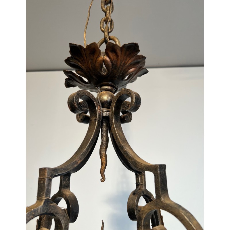 Important lustre en fer forgé à huit bras de lumières, au dessin sculptural et à la présence décorative affirmée.