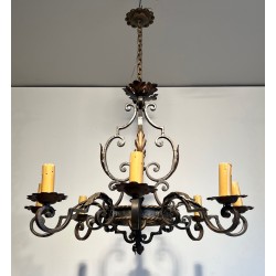 Important lustre en fer forgé à huit bras de lumières, au dessin sculptural et à la présence décorative affirmée.