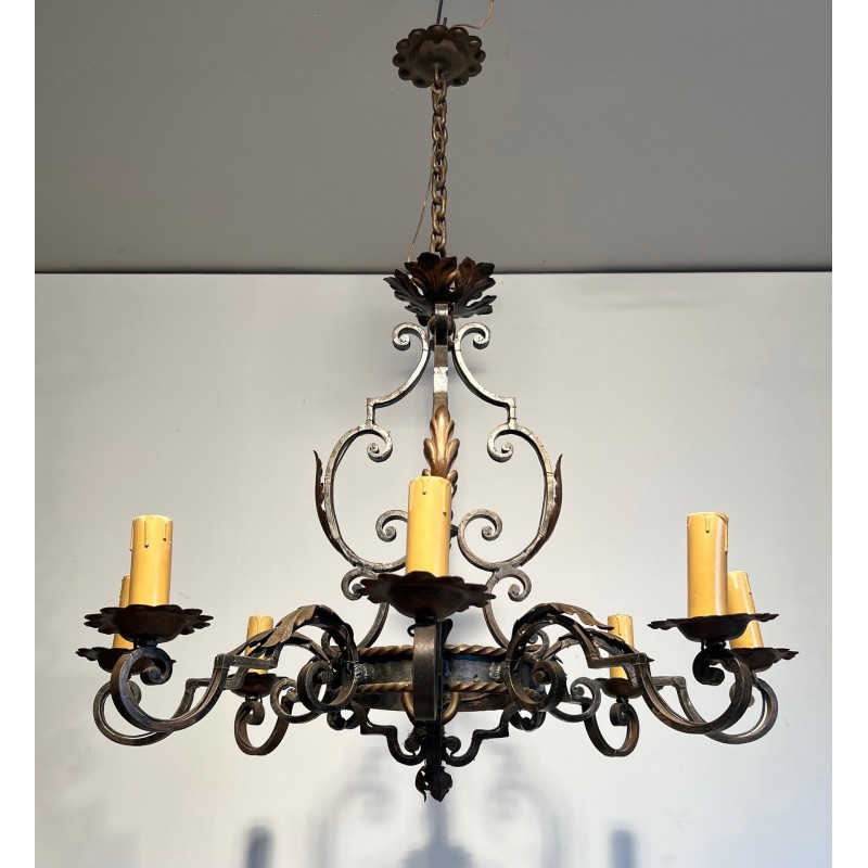 Important lustre en fer forgé à huit bras de lumières, au dessin sculptural et à la présence décorative affirmée.