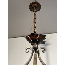 Important lustre en fer forgé à huit bras de lumières, au dessin sculptural et à la présence décorative affirmée.