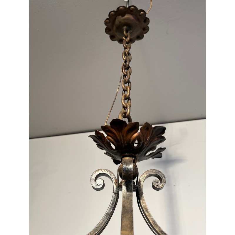 Important lustre en fer forgé à huit bras de lumières, au dessin sculptural et à la présence décorative affirmée.