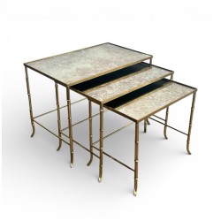 Suite de Tables Gigognes Façon Faux-Bambou en Laiton et Plateaux de Verre Eglomisés de la Maison Baguès