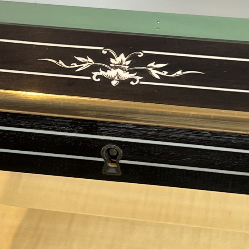 Coffret à Bijoux Napoléon III en Bois Laqué Noir et Verres Biseautés à Incrustations de Nacre et Filets de Laiton