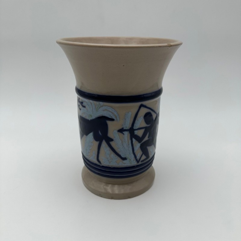 Vase en céramique à décor figuratif représentant une scène de chasse – vers 1930