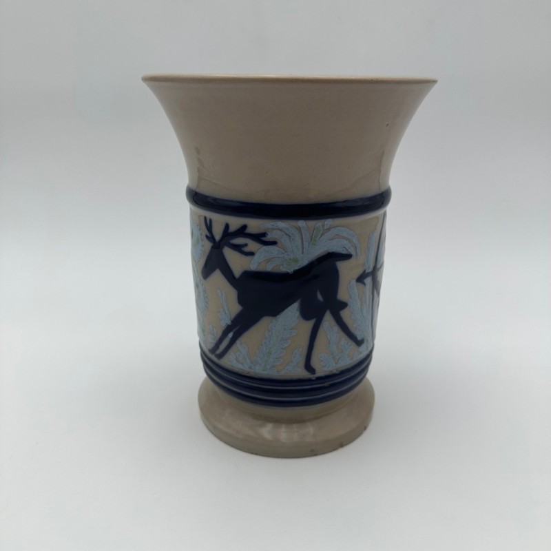 Vase en céramique à décor figuratif représentant une scène de chasse – vers 1930