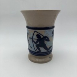 Vase en céramique à décor figuratif représentant une scène de chasse – vers 1930