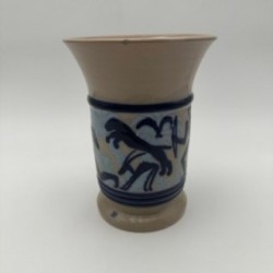 Vase en céramique à décor figuratif représentant une scène de chasse – vers 1930