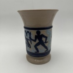 Vase en céramique à décor figuratif représentant une scène de chasse – vers 1930
