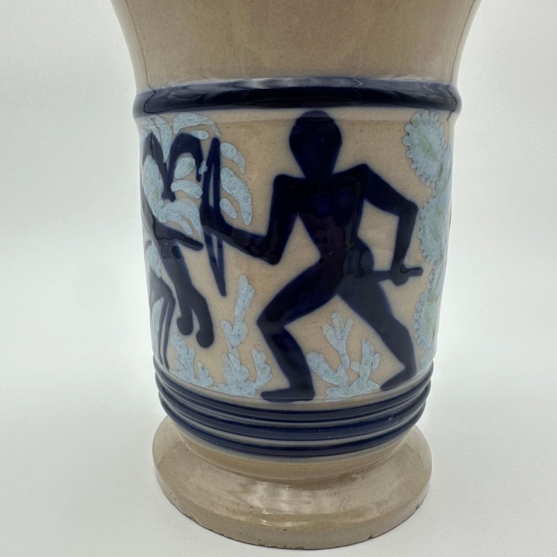 Vase en céramique à décor figuratif représentant une scène de chasse – vers 1930