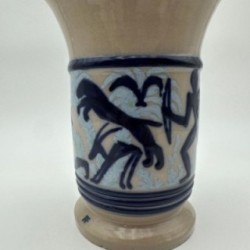 Vase en céramique à décor figuratif représentant une scène de chasse – vers 1930