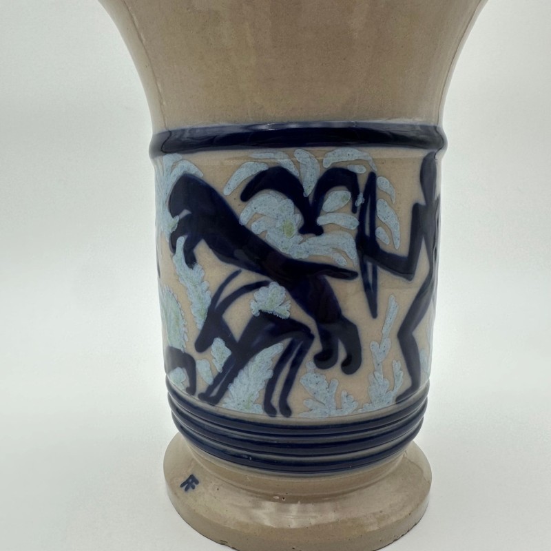 Vase en céramique à décor figuratif représentant une scène de chasse – vers 1930