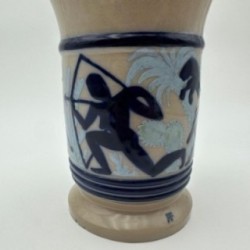 Vase en céramique à décor figuratif représentant une scène de chasse – vers 1930